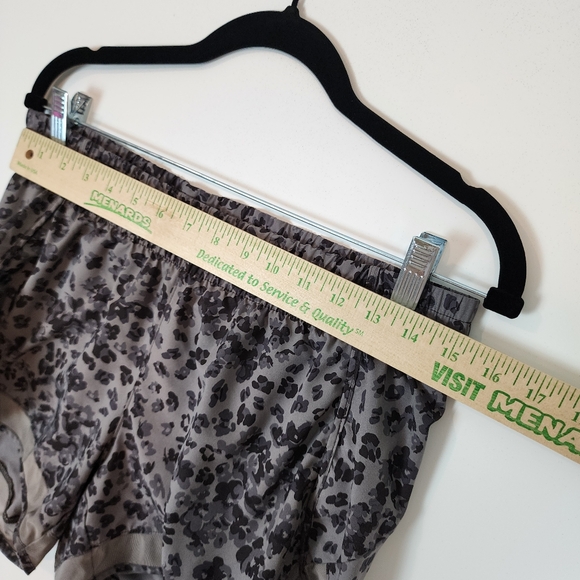 Athleta Mesh Racer Racer Run Shorts 4" Leopard Print Grey Lined Running Shorts M - Picture 9 of 11